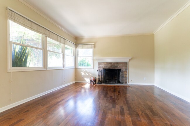 Building Photo - Beautiful 3b2b Home with Private Fenced Ya...