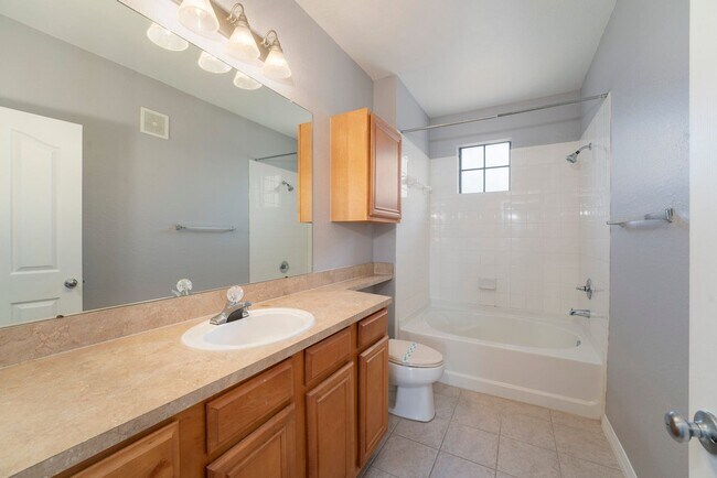 Building Photo - Nice 3/2.5 Townhouse with 2-Car Garage in ...