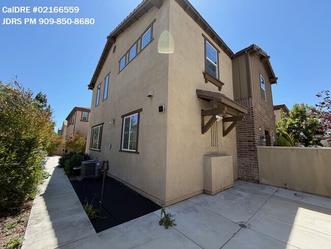Building Photo - Eastvale 4 Bedroom Condo