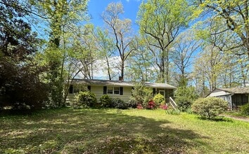 Building Photo - Home in Chapel Hill With Huge Yard!