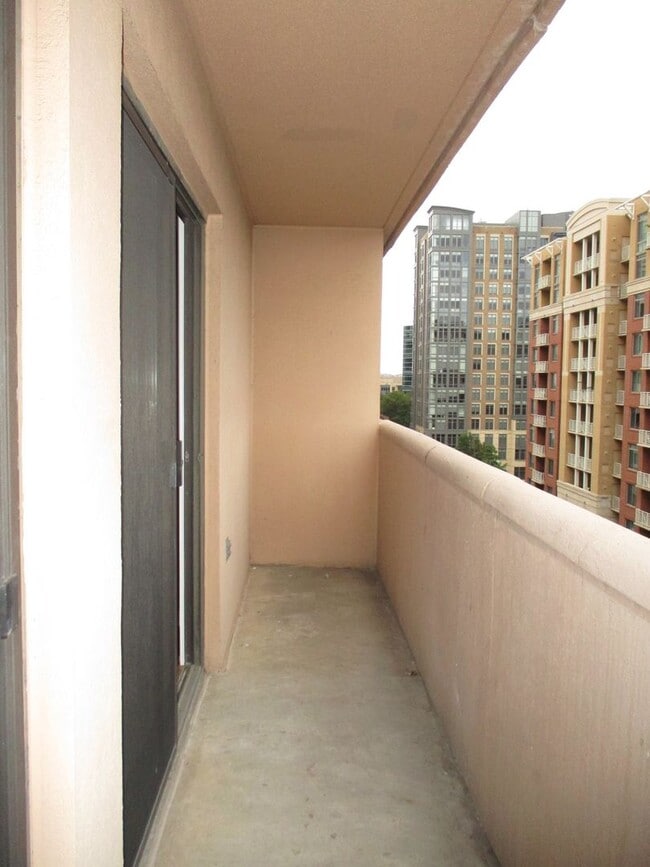 Building Photo - Courthouse Condo just steps away from Metro