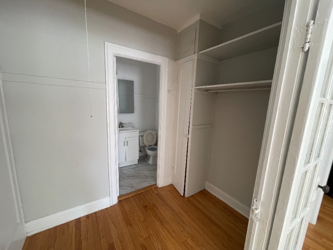 Building Photo - 915 W Oakdale Ave