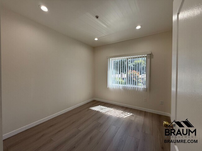 Building Photo - 10849 Fruitland Dr