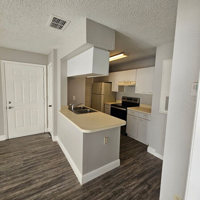 Building Photo - 1/1 Ground Floor Condo in the UCF area