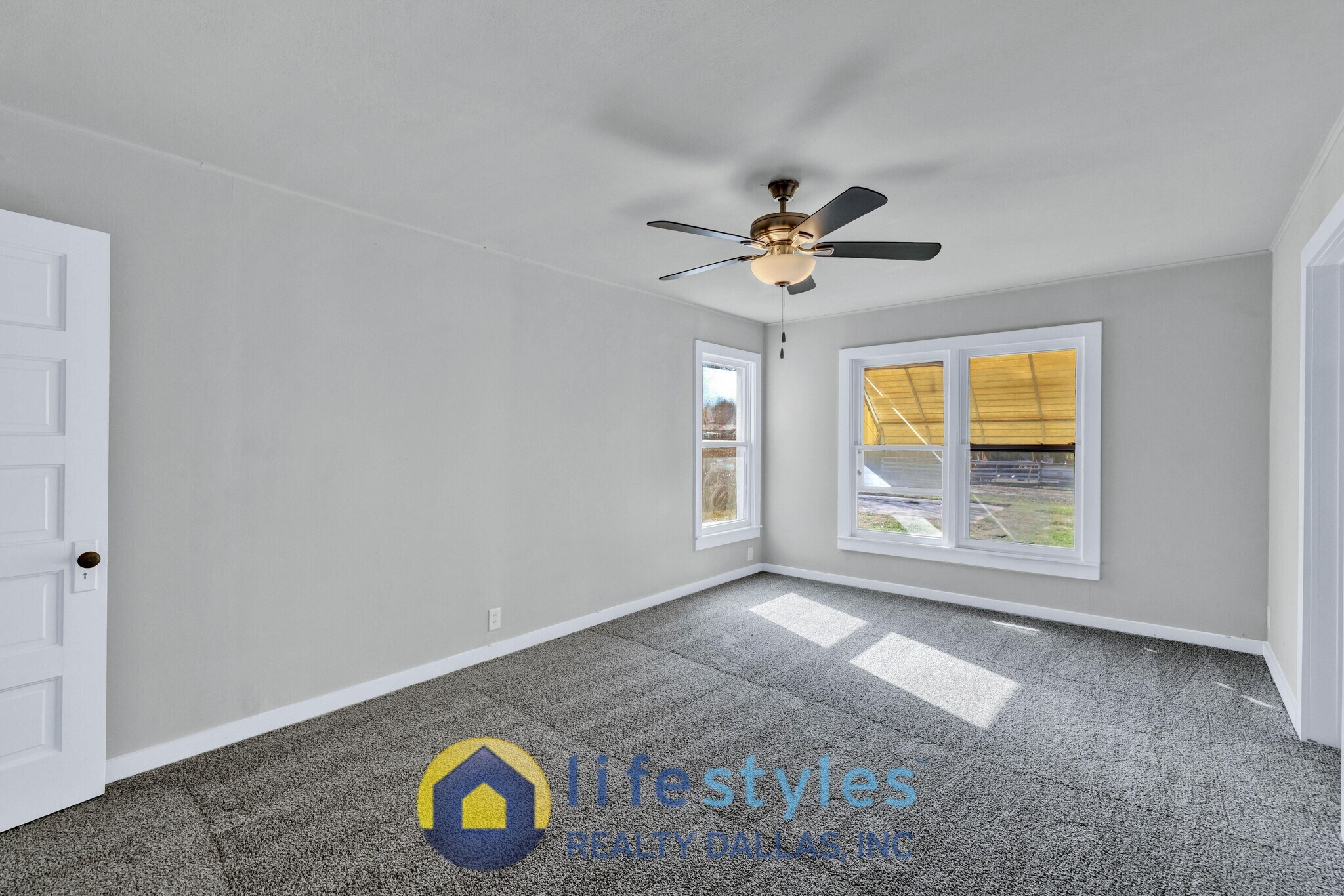 Building Photo - 907 NW Main St