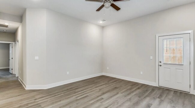 Building Photo - Don't Miss Out on this beautiful Duplex!