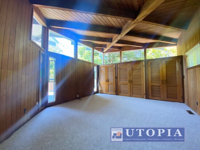 Building Photo - 215 Blackpoint Ln