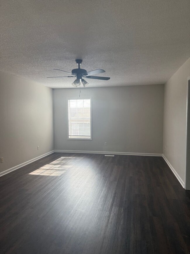 Building Photo - Available NOW- 113 Commons-Move in Special 1/2 off the first month rent with 12-month Lease