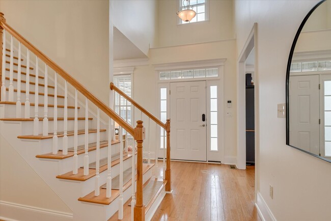 Building Photo - 5 Bed/3 Bath home with Primary Bedroom & a...