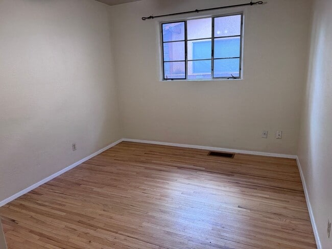 Building Photo - 3 Bedroom, 2 Bathroom Home near Washington...