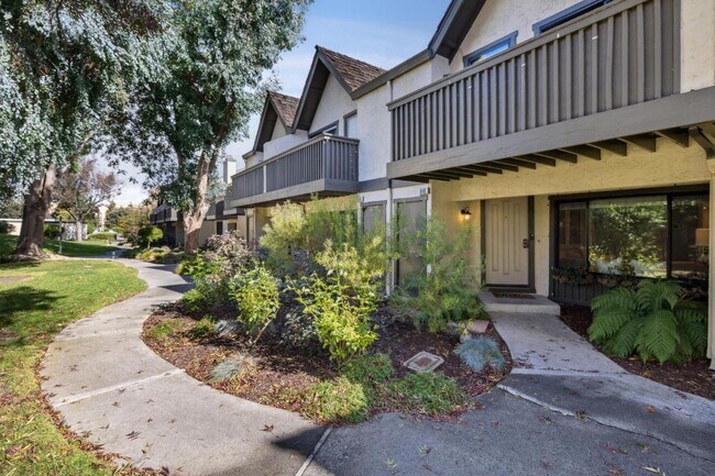 Building Photo - 646 S Ahwanee Terrace