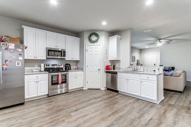 Building Photo - 3-BEDROOM NEWER CONSTRUCTION IN CONVERSE