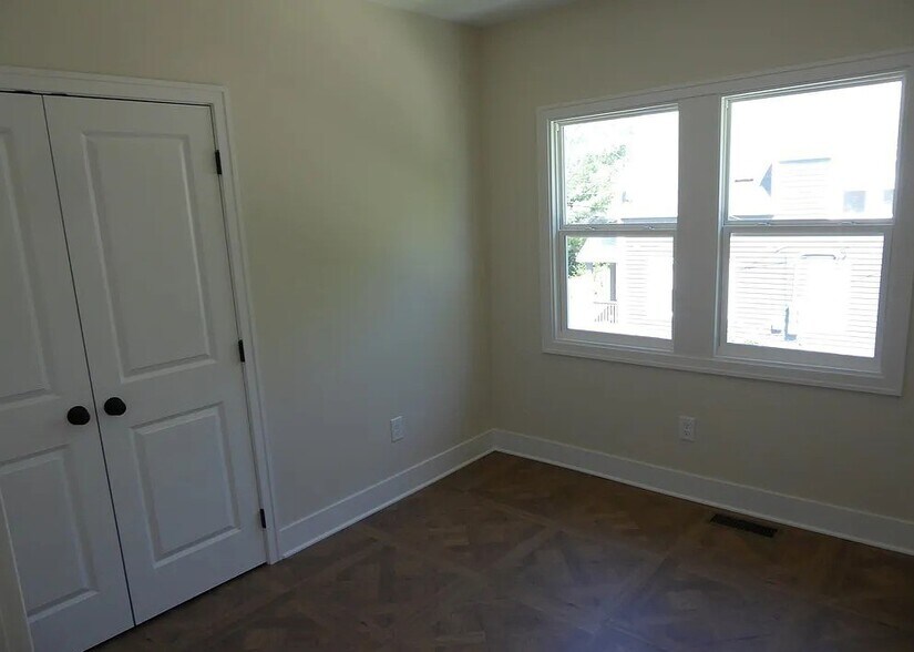 Building Photo - 2493 Thurman Ave