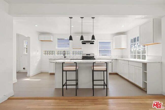 Building Photo - 4411 Victoria Park Dr