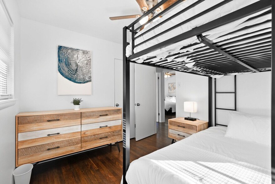 Building Photo - 814 Holiday Ave