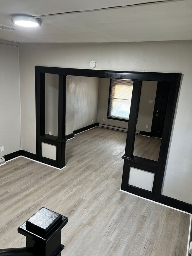 Building Photo - 1247 W Lee St