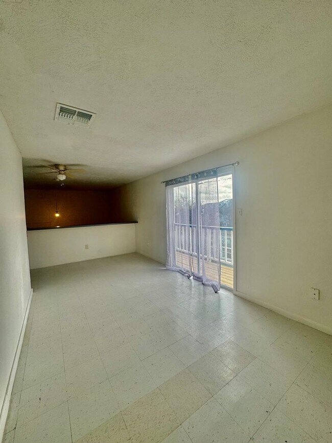 Building Photo - Spacious 4 Bedroom / 3 Bath Home for Rent – Westside Corpus Christi (Section 8 Welcomed)