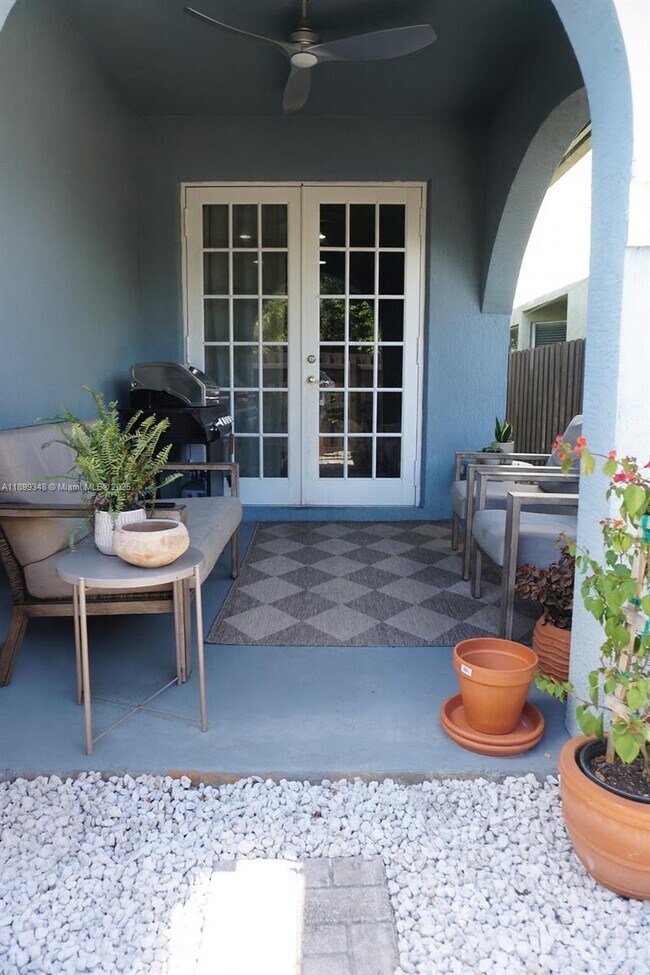 Building Photo - 1139 NE 3rd Ave