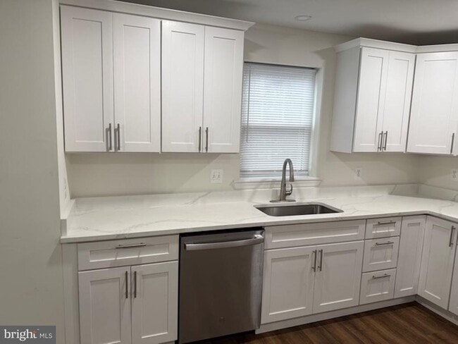 Building Photo - 6409 63rd Pl