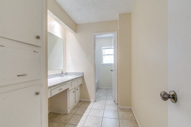 Building Photo - 22818 Canyon Lake Dr