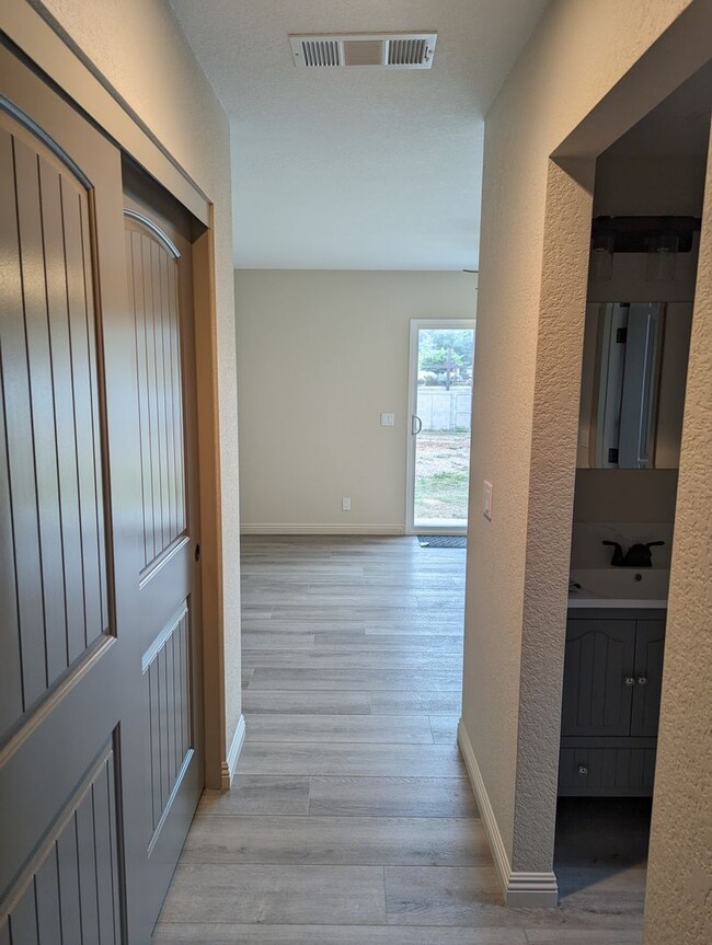 Building Photo - 3 bedroom/ 2 bath Newly Remodeled Home in ...