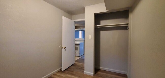 Building Photo - Renovated 2 Bedroom-Move Now