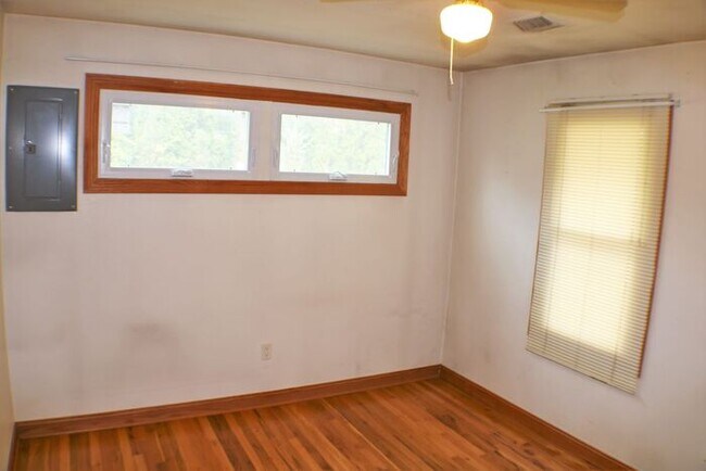 Building Photo - $1,250 | 2 Bedroom, 1 Bathroom Duplex | No...