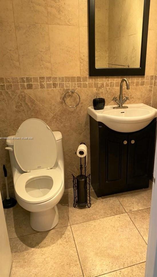 Building Photo - 5401 Collins Ave