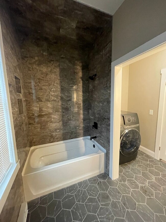 Building Photo - 2 Bedroom 1 Bath in the Village of Manlius- Only $750 Security Deposit