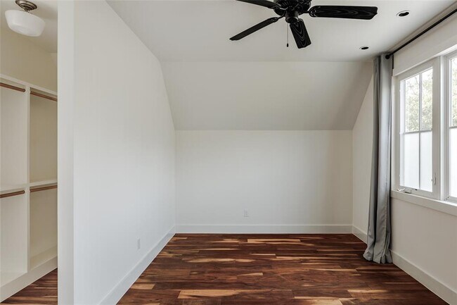 Building Photo - 708 Cardinal Ln