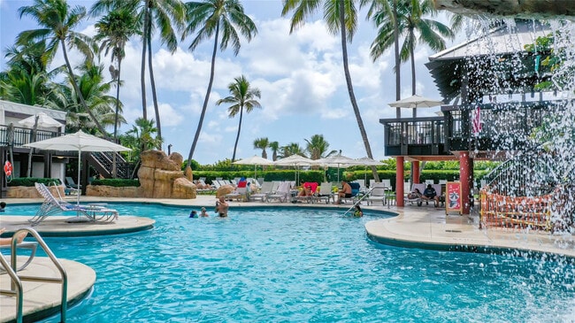 Primary Photo - 5225 Collins Ave