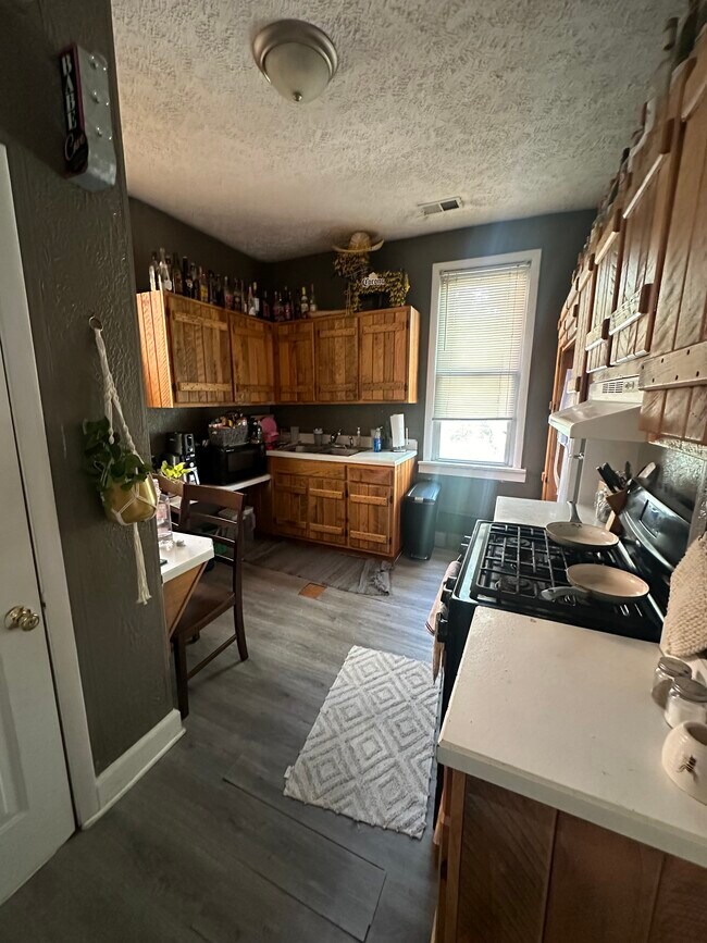 Building Photo - 670 Willey St