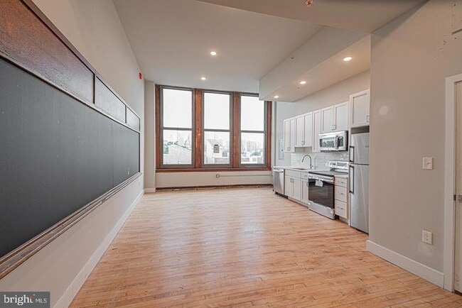 Building Photo - 1300 S 19th St