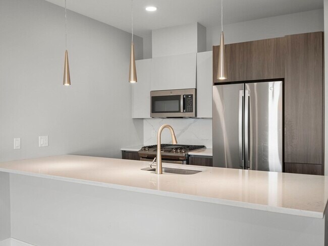 Building Photo - 9 Central St