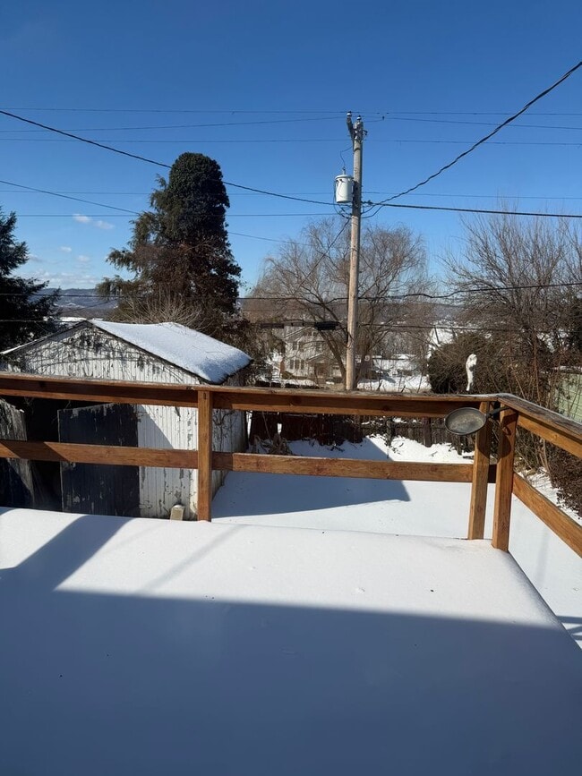 Building Photo - Three bedroom, 1 bath home