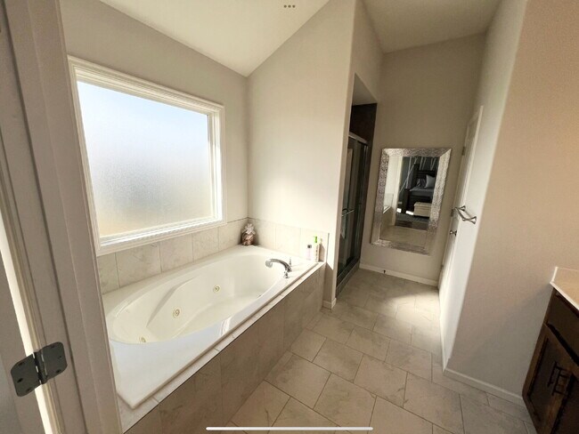 Building Photo - Beautiful 4 Bedroom/2.5 Bath Home *AVAILABLE MAY 15th*