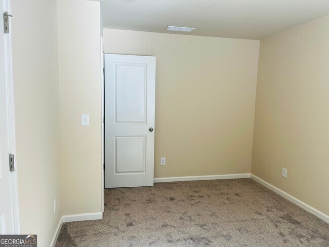 Building Photo - 261 Stillwood Dr