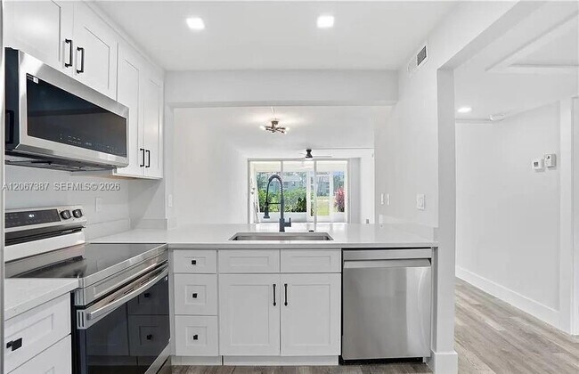 Building Photo - 1085 Forest Lakes Dr
