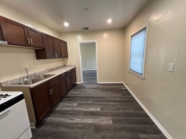 Building Photo - Sun Valley Duplex