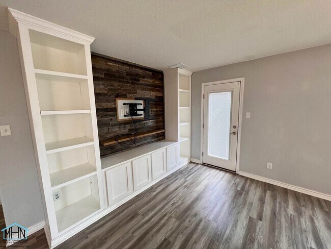 Building Photo - Beautiful 2-story 4 bed/2.5 bath home with...