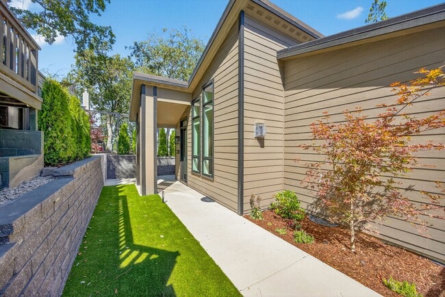 Building Photo - Newly Built Ashland Gem with Fireplace & S...