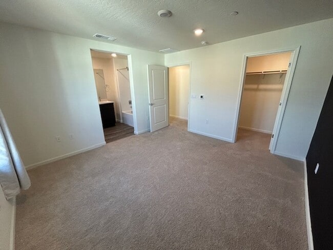 Building Photo - 1902 W Meadow Ct