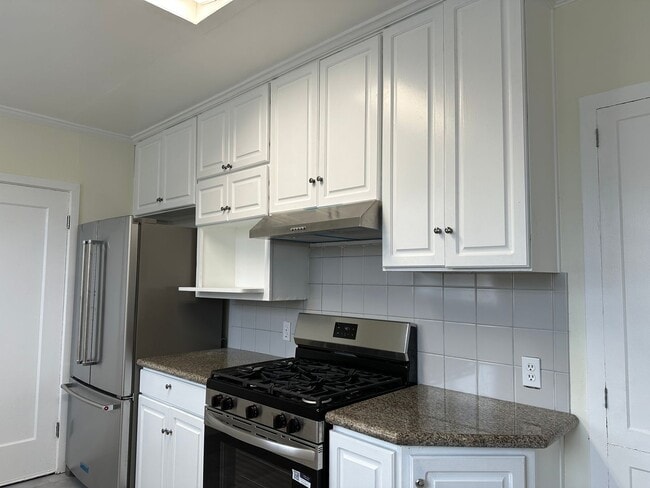 Building Photo - EPIC REA - Great Corner Lakeside Home - 3 ...
