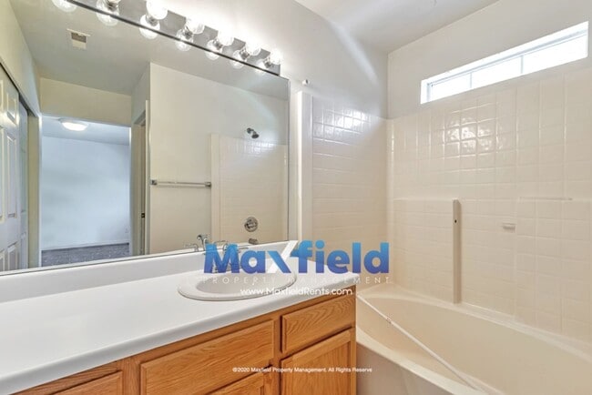 Building Photo - 3 BD 2 BA 1 GAR Townhouse - Taylorsville Utah