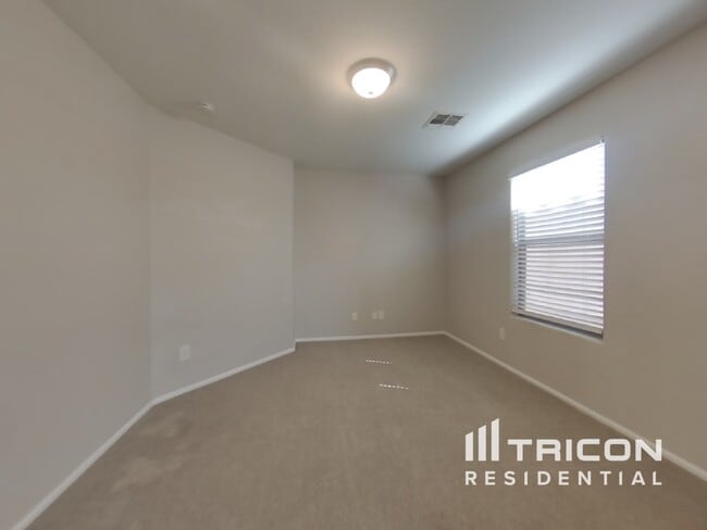 Building Photo - 40059 W Thornberry Ln