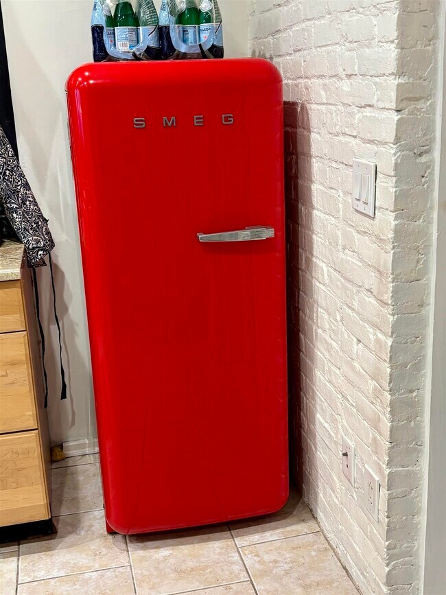 Building Photo - 204 Warren St