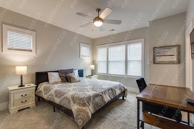 Building Photo - 3 bed / 3 bath home