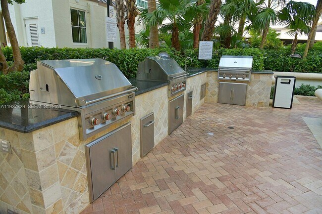 Building Photo - 347 N New River Dr E