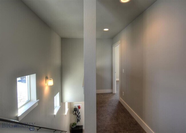 Building Photo - Gorgeous Townhouse - 3 Bedrooms and 2 1/2 Bathrooms