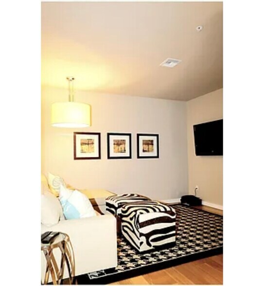 Building Photo - 1900 S River Dr